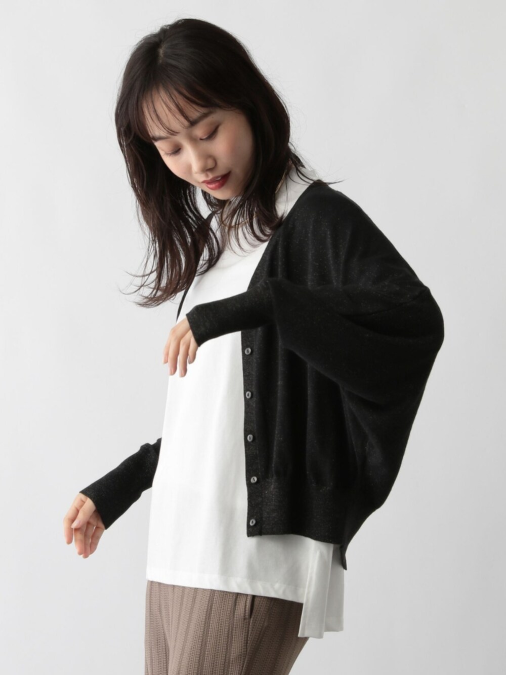 ブルー系のカーディガン/ボレロを着用したレディースの秋コーディネートの3枚目の写真