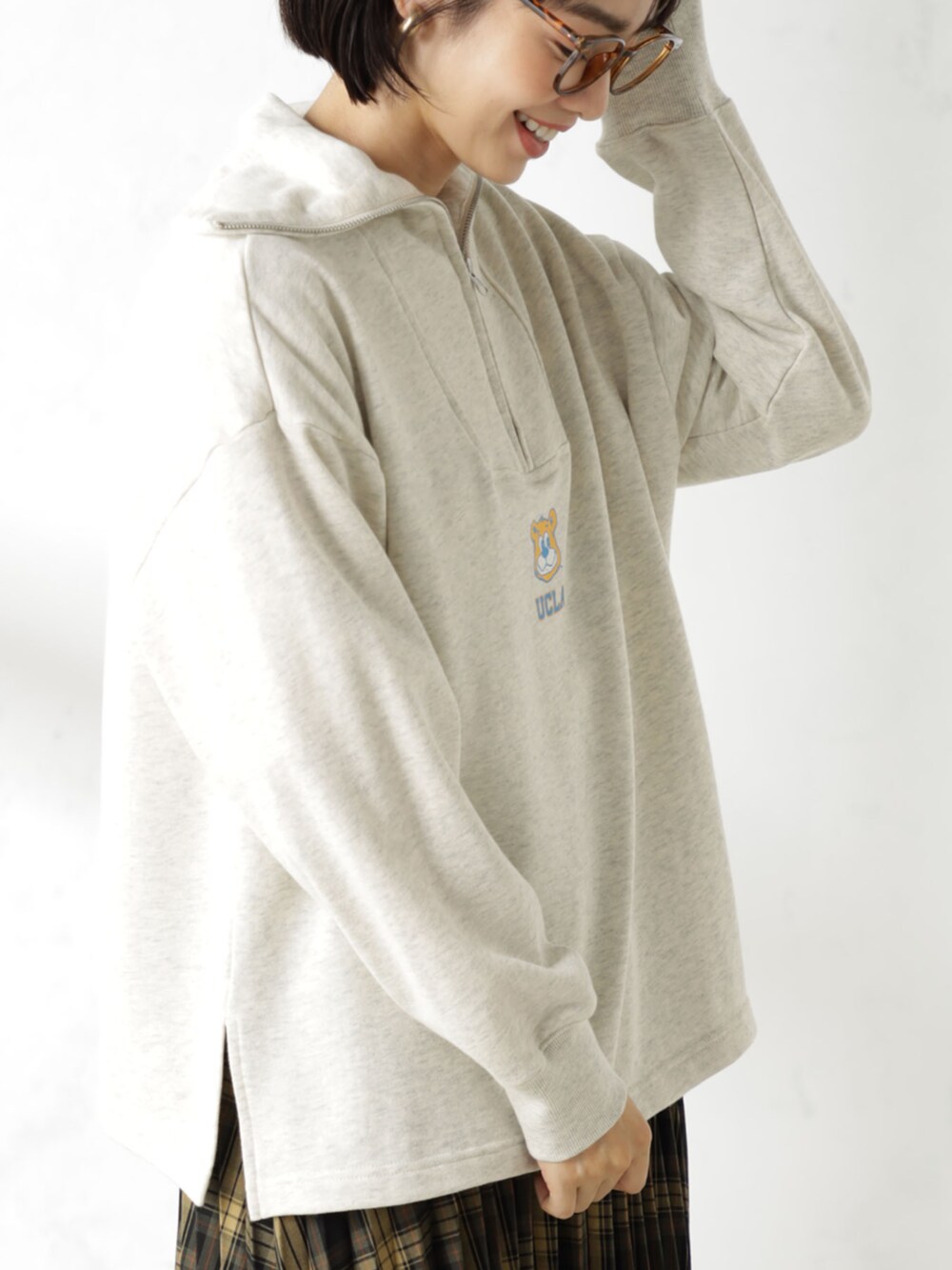 ブラウン系のスカート、ベージュ系のスウェットを着用したレディースの秋コーディネートの3枚目の写真