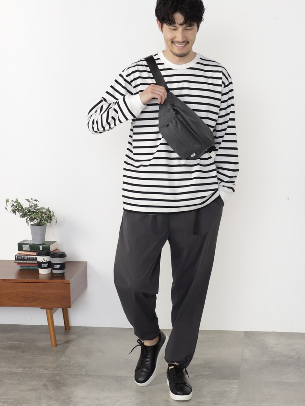 グレー系のその他パンツ、グレー系のボディバッグ/ウエストポーチ、ホワイト系のTシャツ/カットソーを着用したメンズの秋コーディネートの2枚目の写真