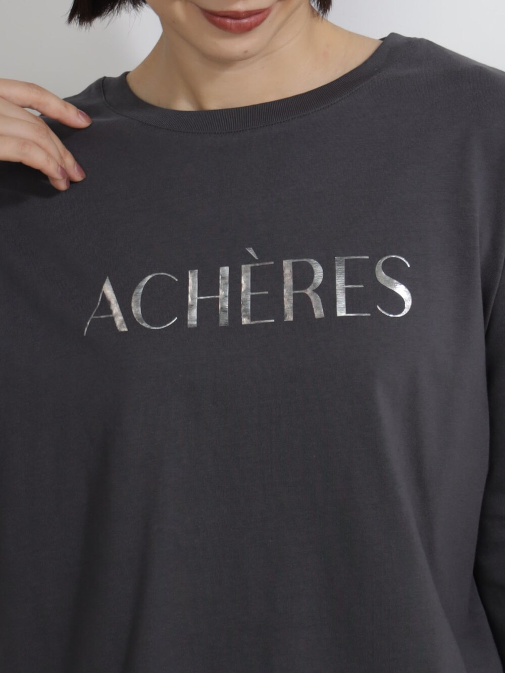 グレー系のTシャツ/カットソーを着用したレディースの秋コーディネートの2枚目の写真