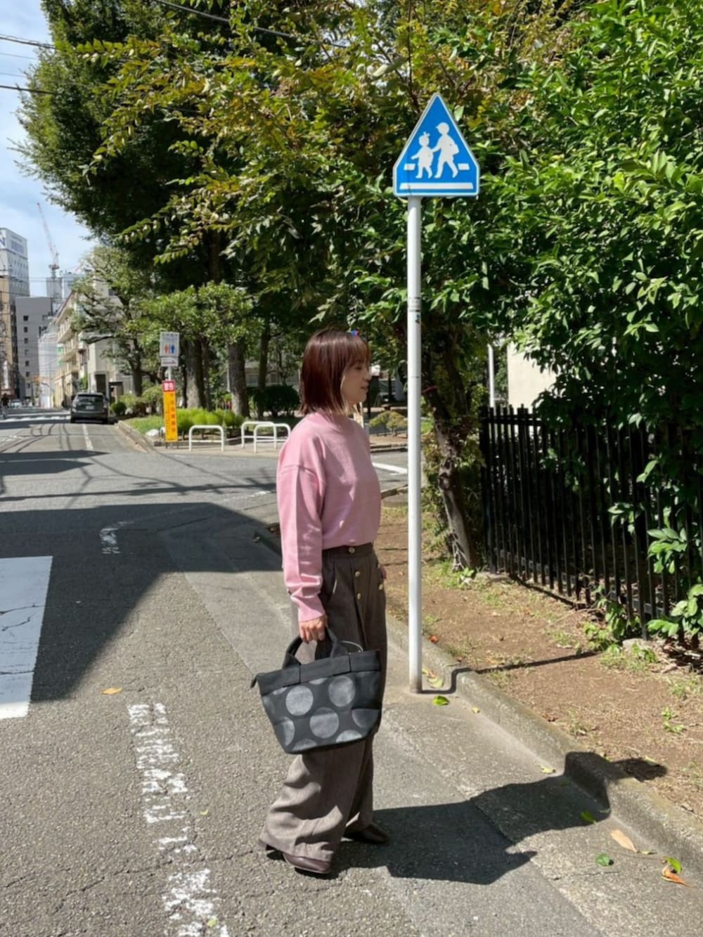 ピンク系のニット/セーターを着用したレディースの秋コーディネートの2枚目の写真