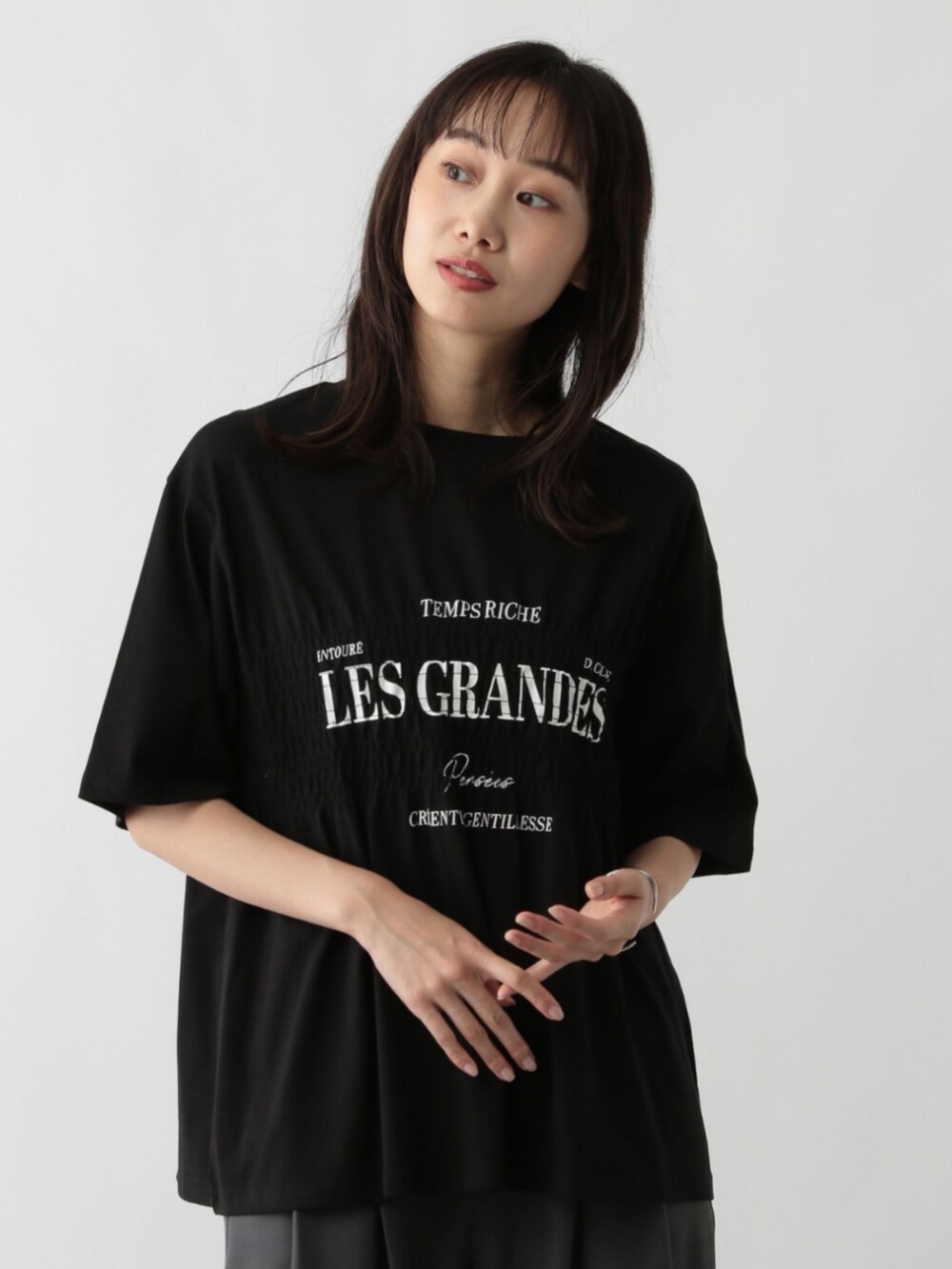 ブラック系のTシャツ/カットソーを着用したレディースの春コーディネートの2枚目の写真