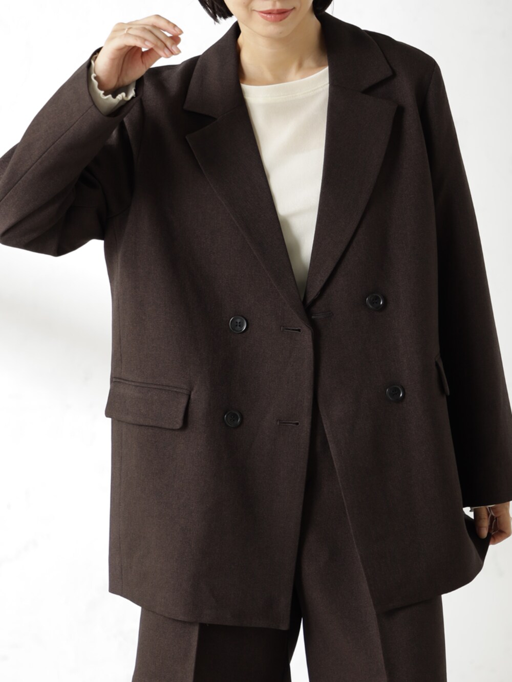 ブラウン系のその他パンツ、ブラック系のブーツ、ブラウン系のテーラードジャケットを着用したレディースの冬コーディネートの2枚目の写真