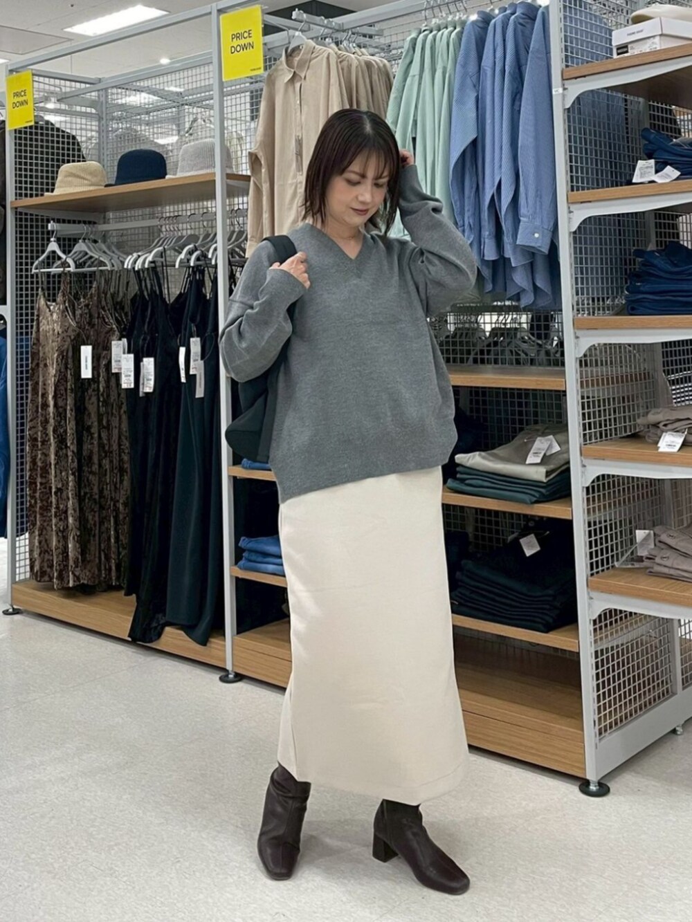 グレー系のニット/セーターを着用したレディースの秋コーディネートの2枚目の写真