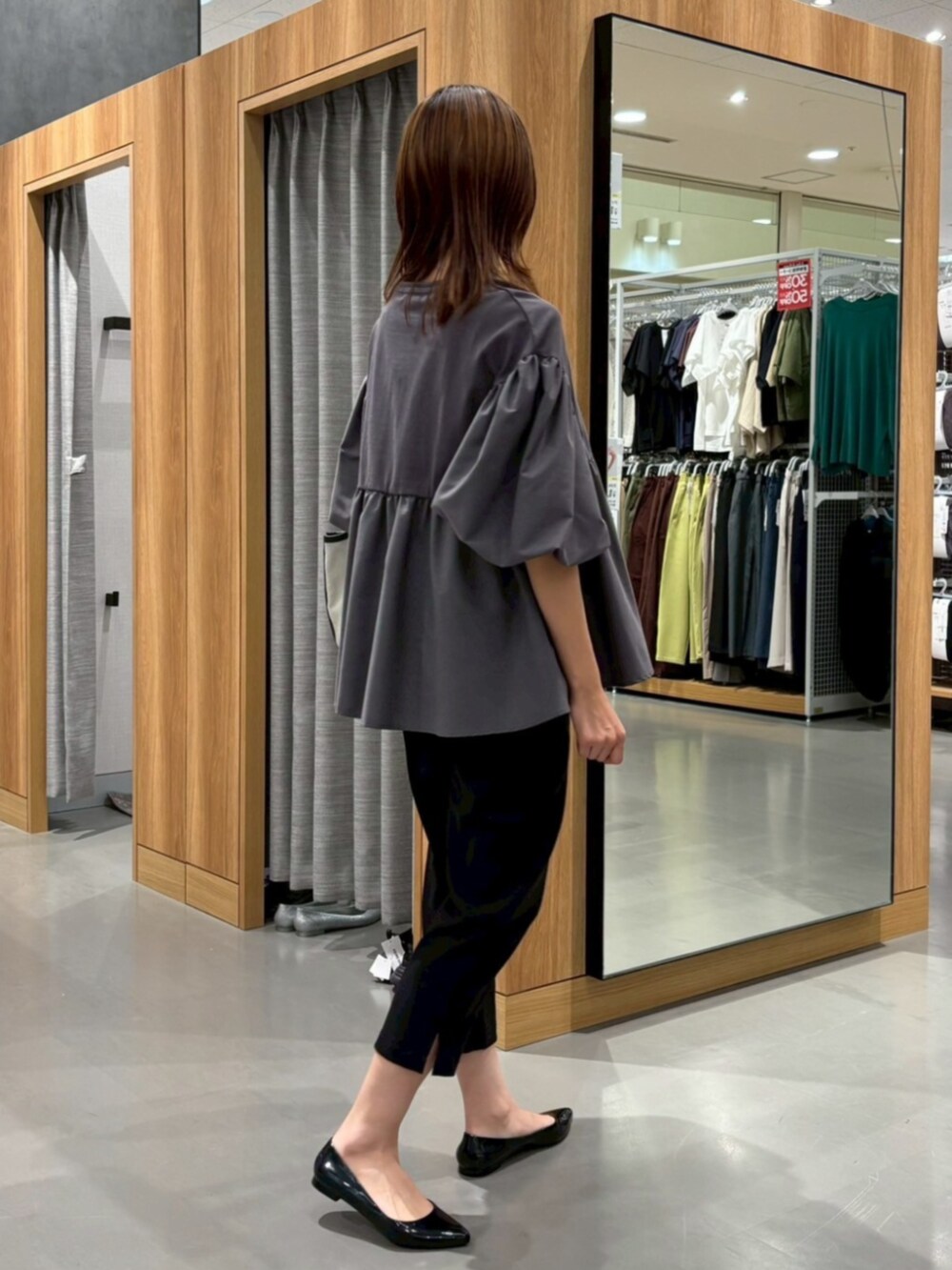 ブラック系のその他パンツを着用したレディースの秋コーディネートの4枚目の写真