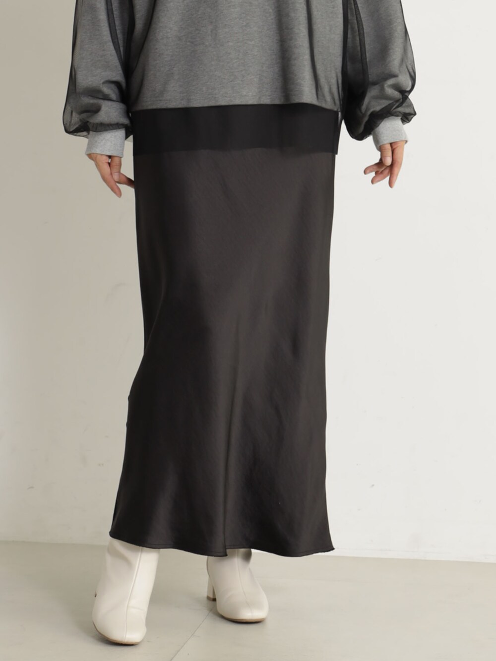 ベージュ系のブーツ、ブラック系のスカート、グレー系のTシャツ/カットソーを着用したレディースの冬コーディネートの4枚目の写真