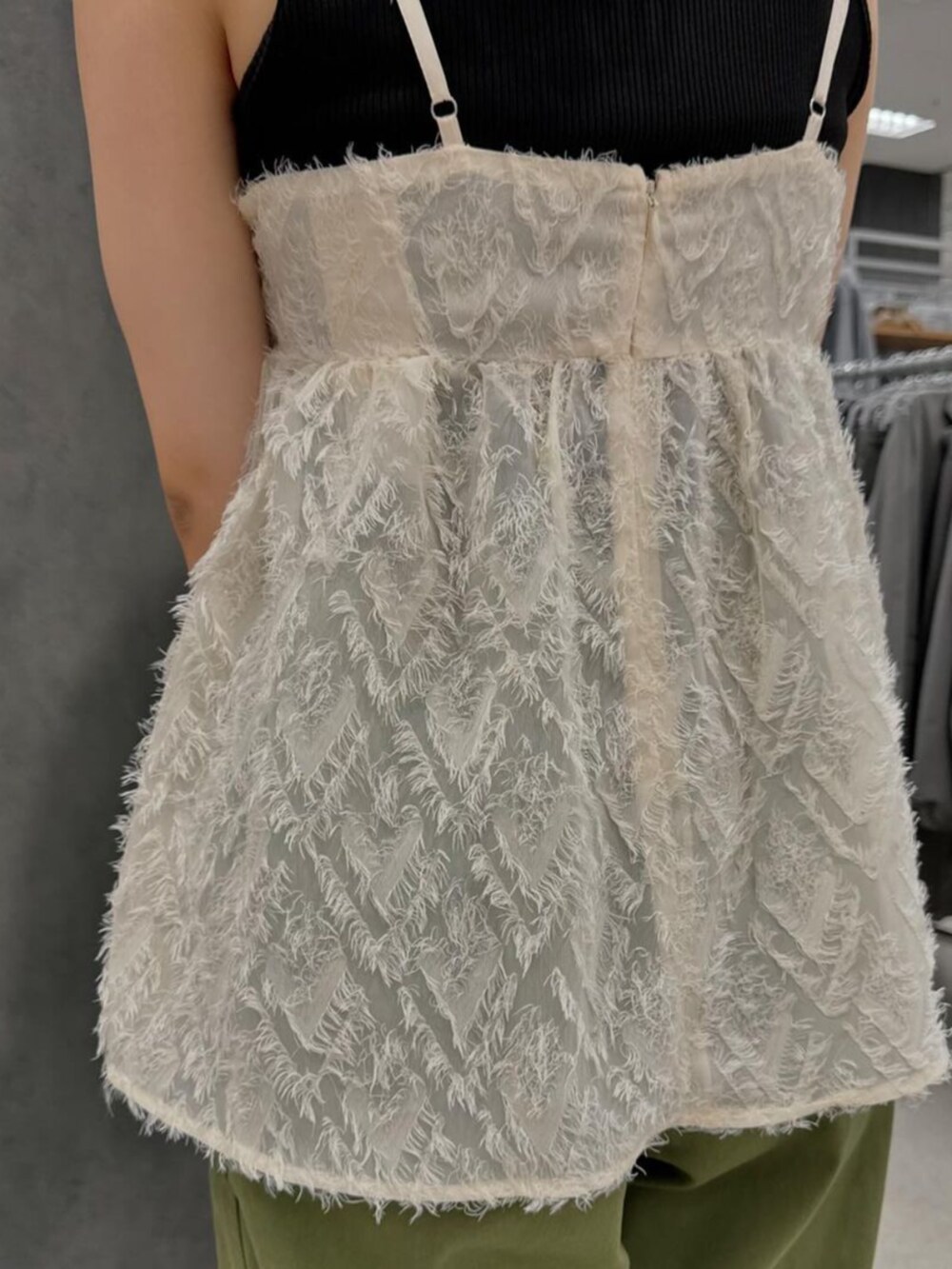 ベージュ系のシャツ/ブラウス、グリーン系のチノパンツを着用したレディースの秋コーディネートの3枚目の写真