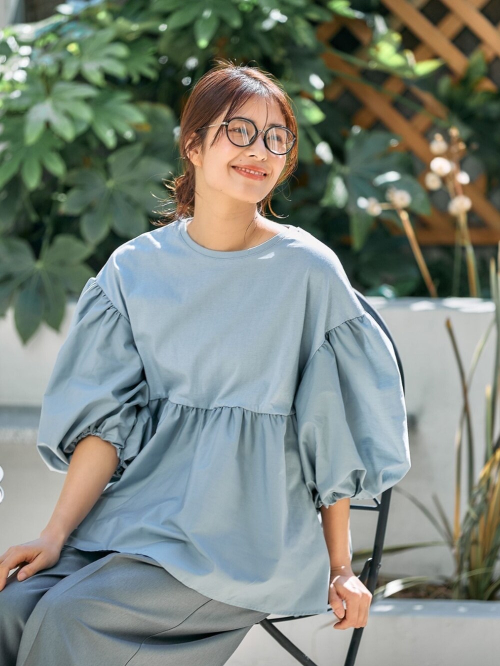 ブルー系のTシャツ/カットソーを着用したレディースの夏コーディネートの2枚目の写真