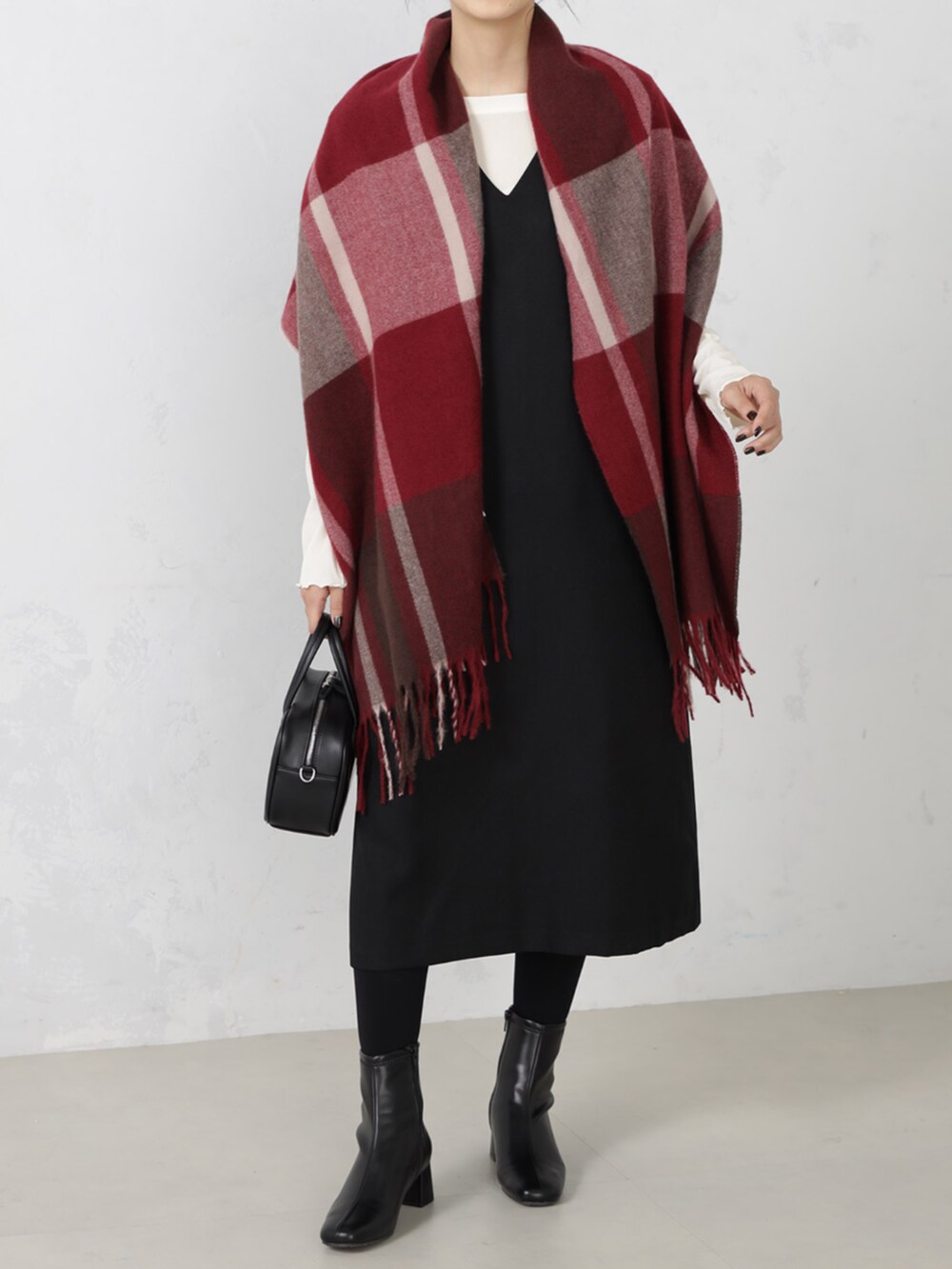 ブラック系のワンピース、レッド系のマフラー、レッド系のハンチング/ベレー帽を着用したレディースの秋コーディネートの2枚目の写真