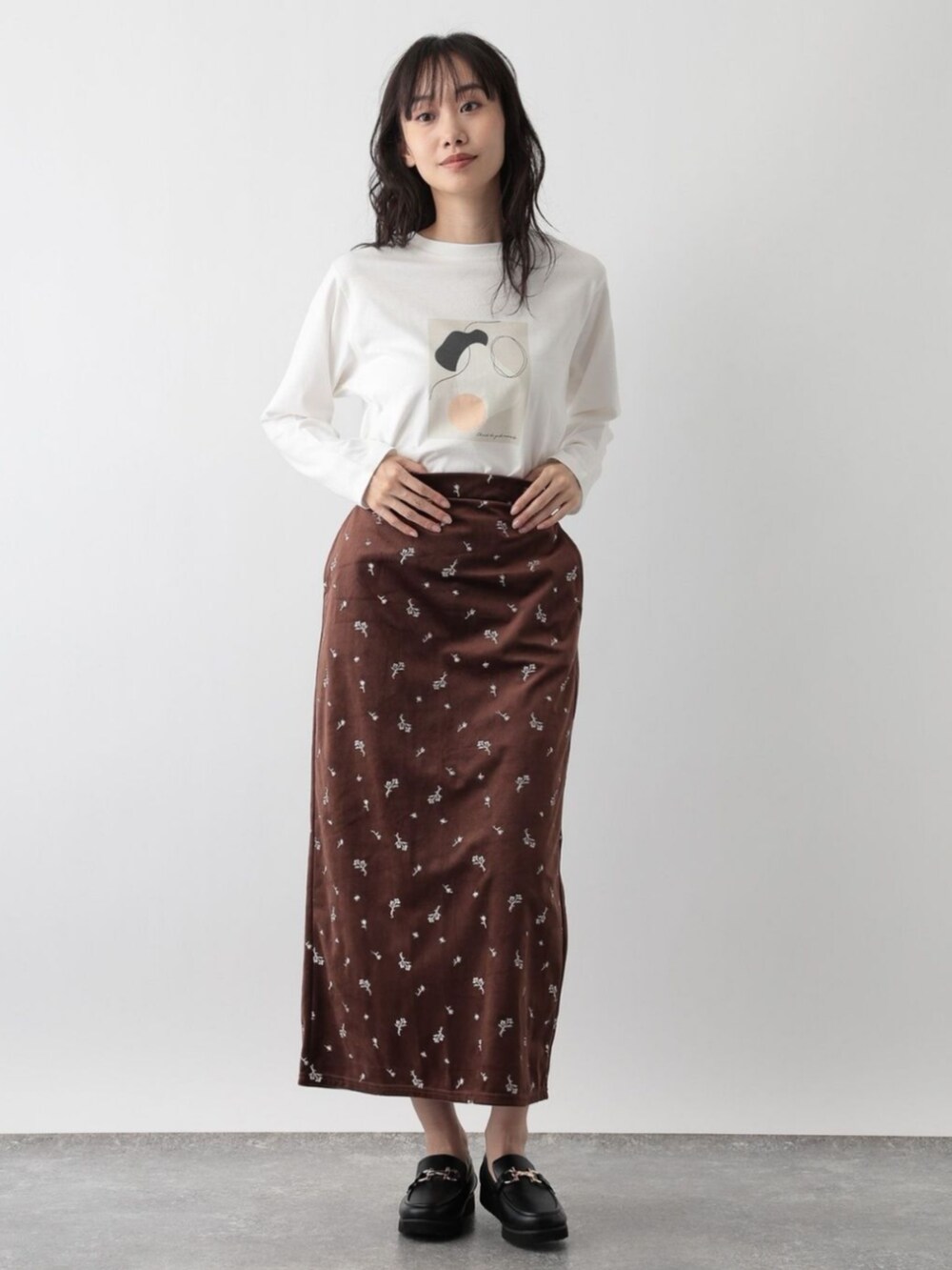 ホワイト系のTシャツ/カットソーを着用したレディースの秋コーディネートの2枚目の写真