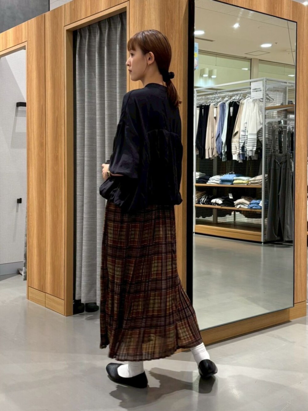 ブラック系のシャツ/ブラウスを着用したレディースの秋コーディネートの3枚目の写真