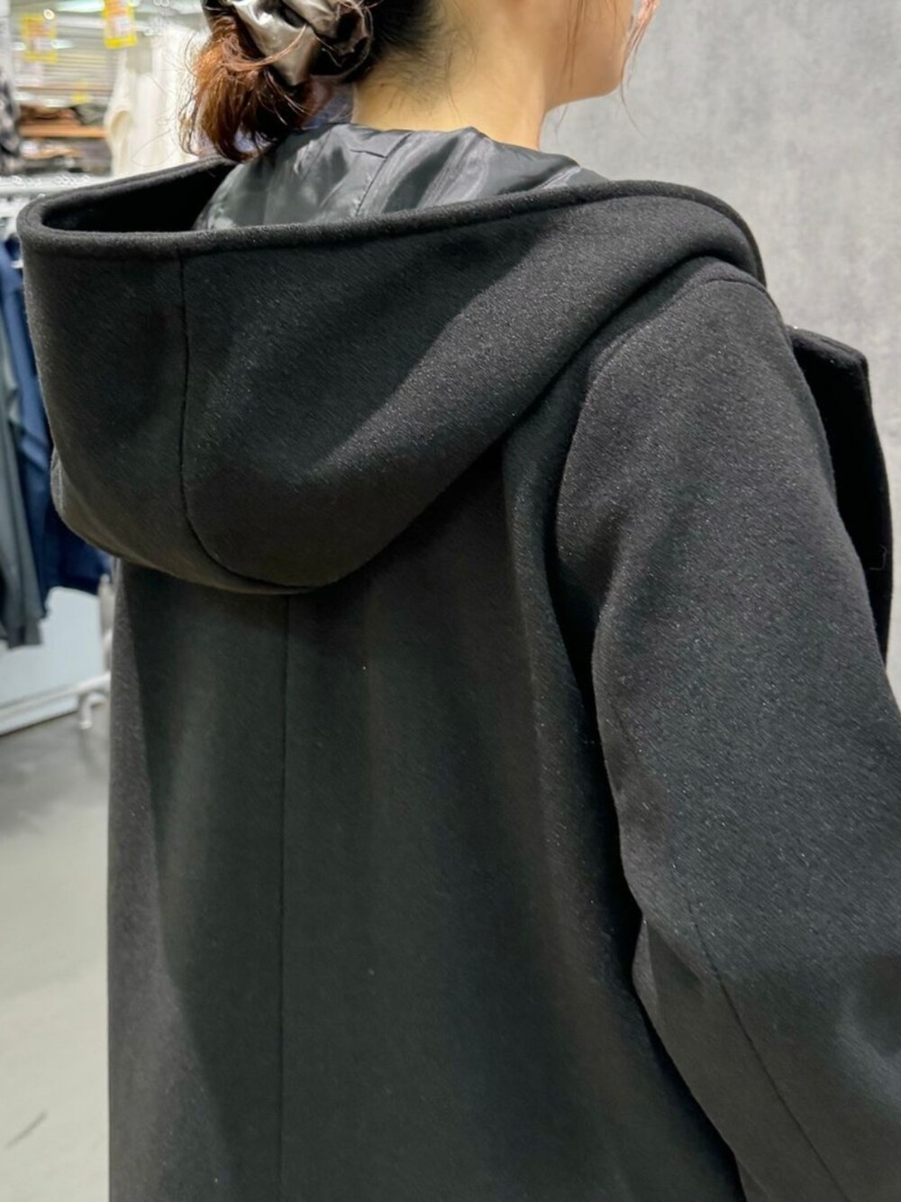 ブルー系のショルダーバッグ、ブラック系のブーツ、ブラック系のその他アウターを着用したレディースの秋コーディネートの3枚目の写真