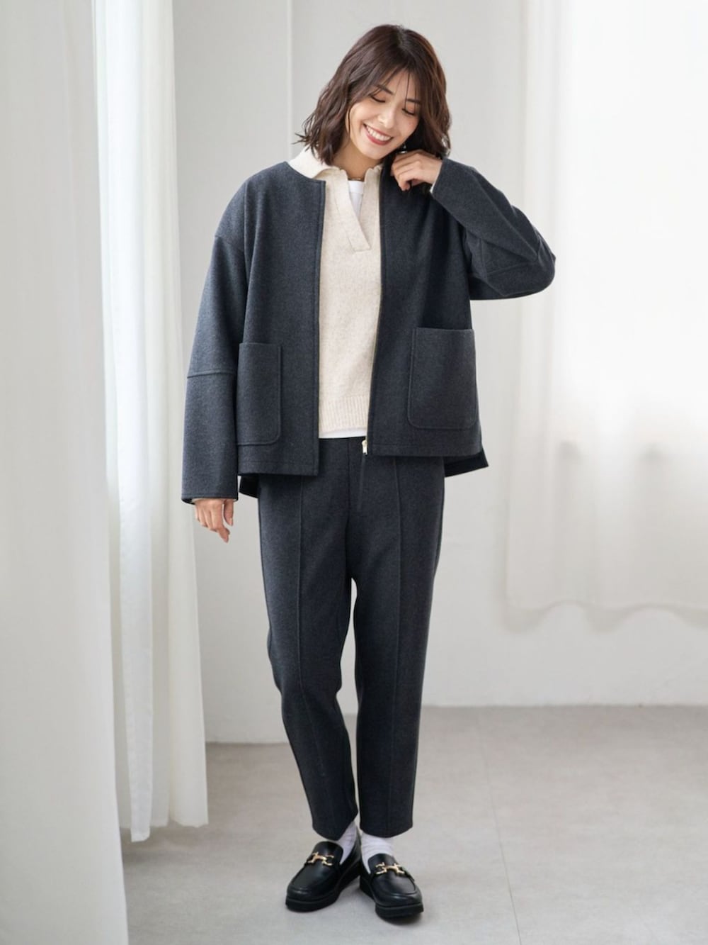 ブラック系のブルゾンを着用したレディースの冬コーディネートの2枚目の写真