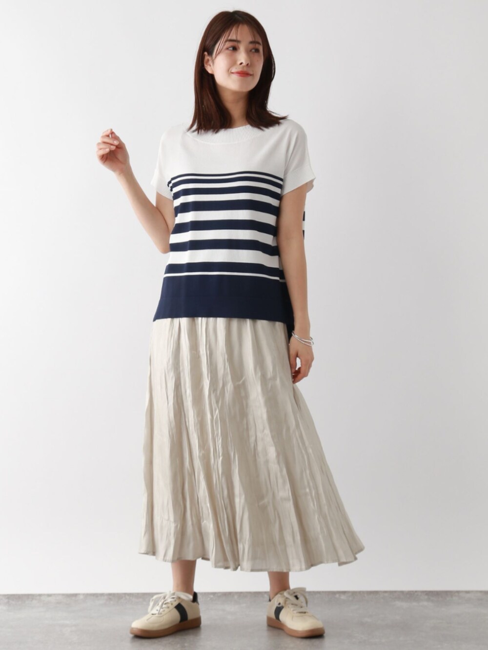 ブルー系のニット/セーターを着用したレディースの春コーディネートの2枚目の写真