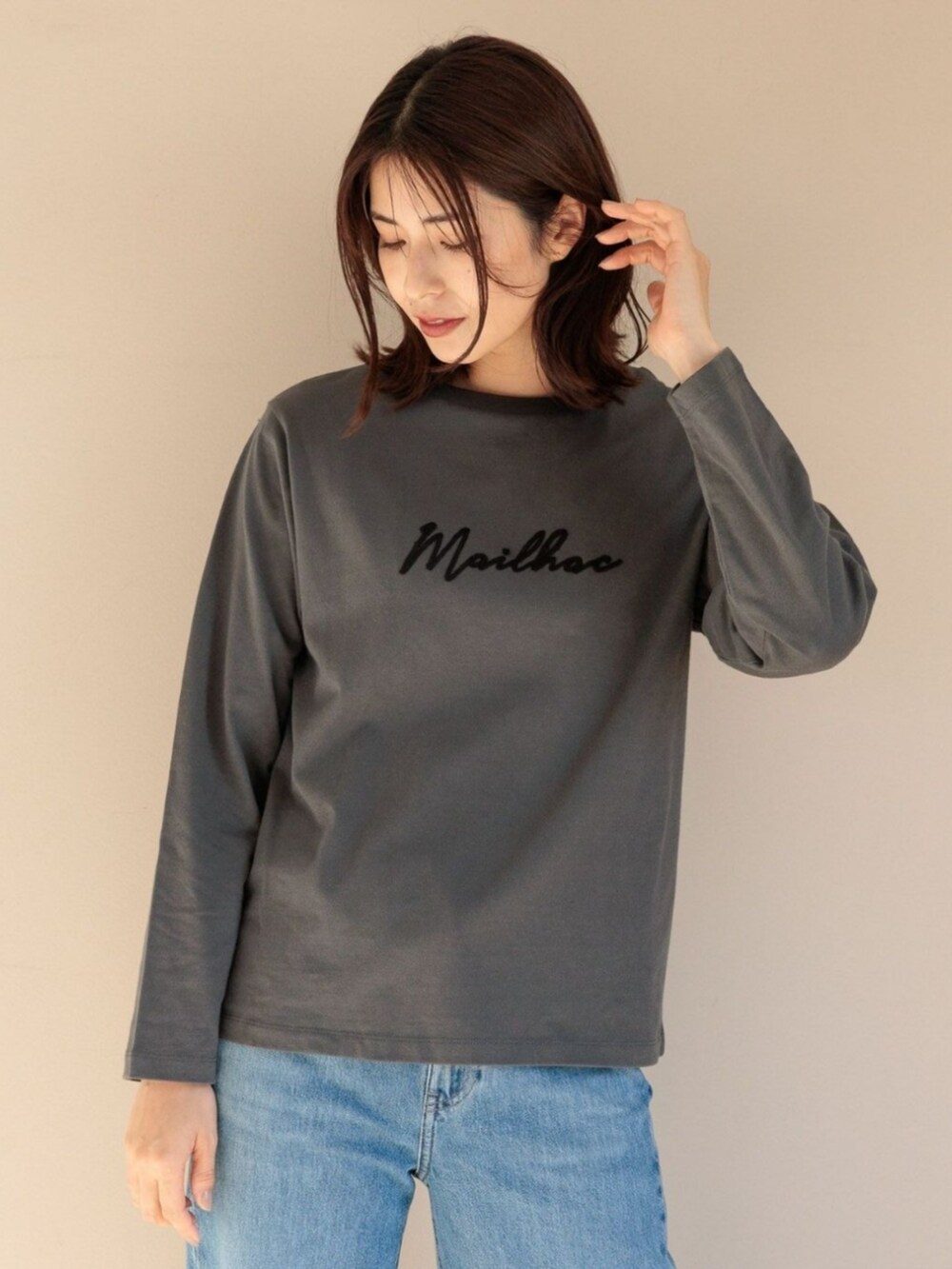 グレー系のTシャツ/カットソーを着用したレディースの冬コーディネートの2枚目の写真