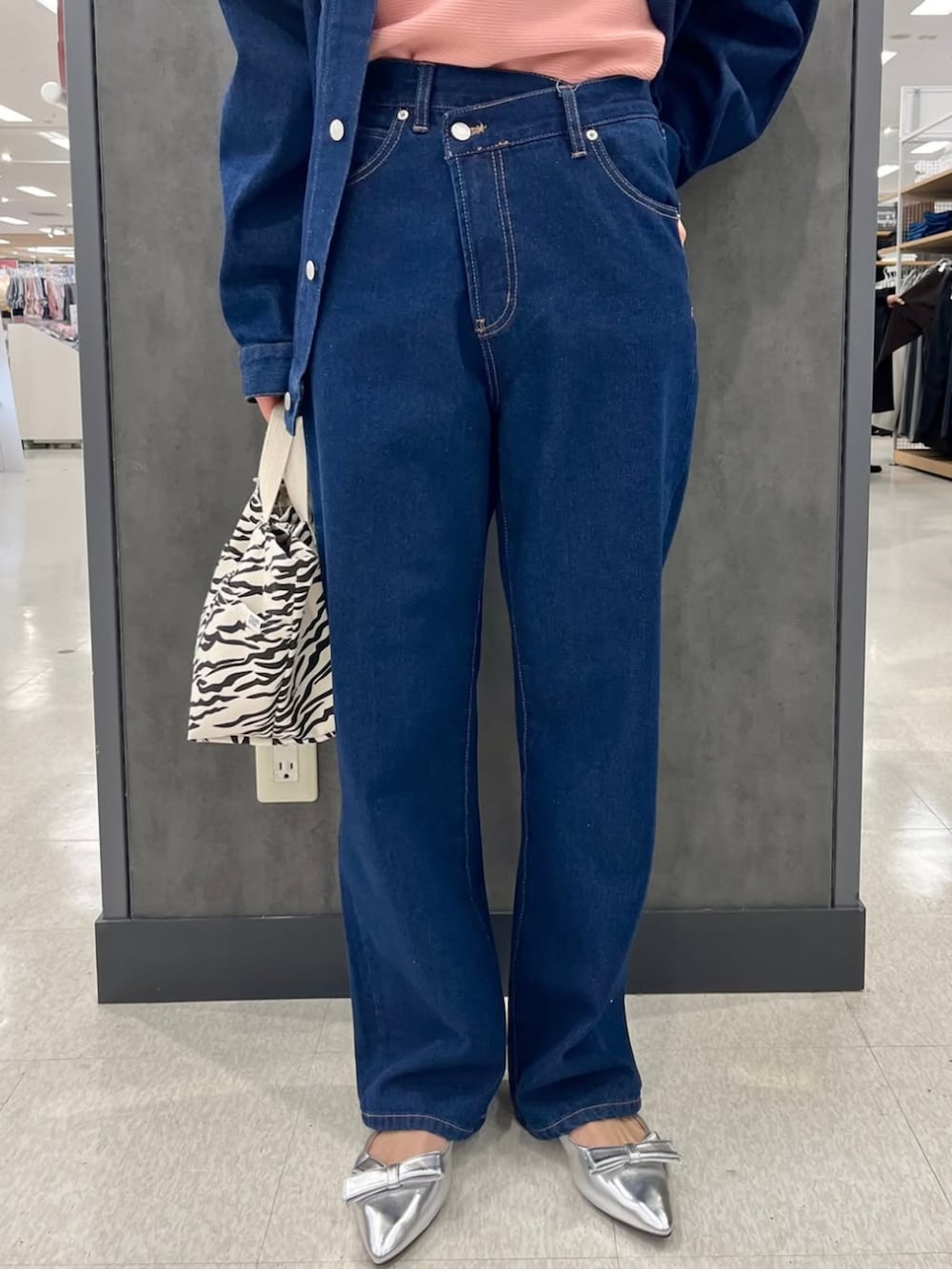 ブルー系のデニムパンツ、ブルー系のデニムジャケット、グレー系のバッグを着用したレディースの冬コーディネートの3枚目の写真