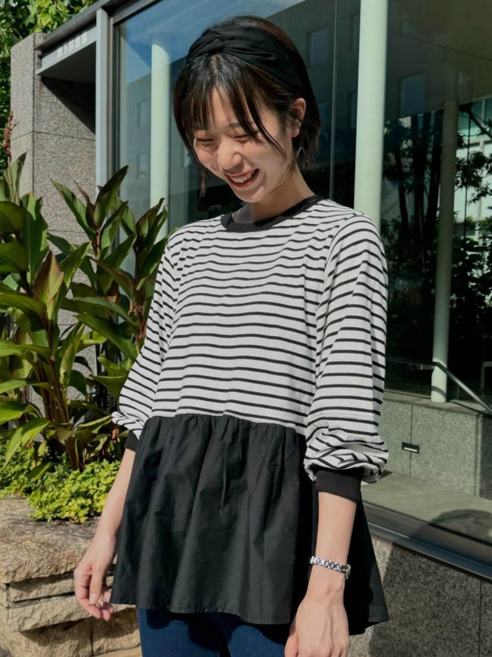 グレー系のTシャツ/カットソー、ブルー系のその他パンツを着用したレディースの秋コーディネートの2枚目の写真