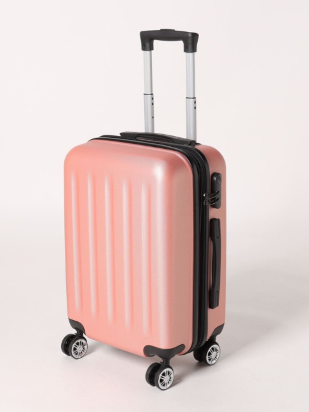 ピンク系のスーツケース/キャリーバッグを着用したレディースの秋コーディネートの2枚目の写真