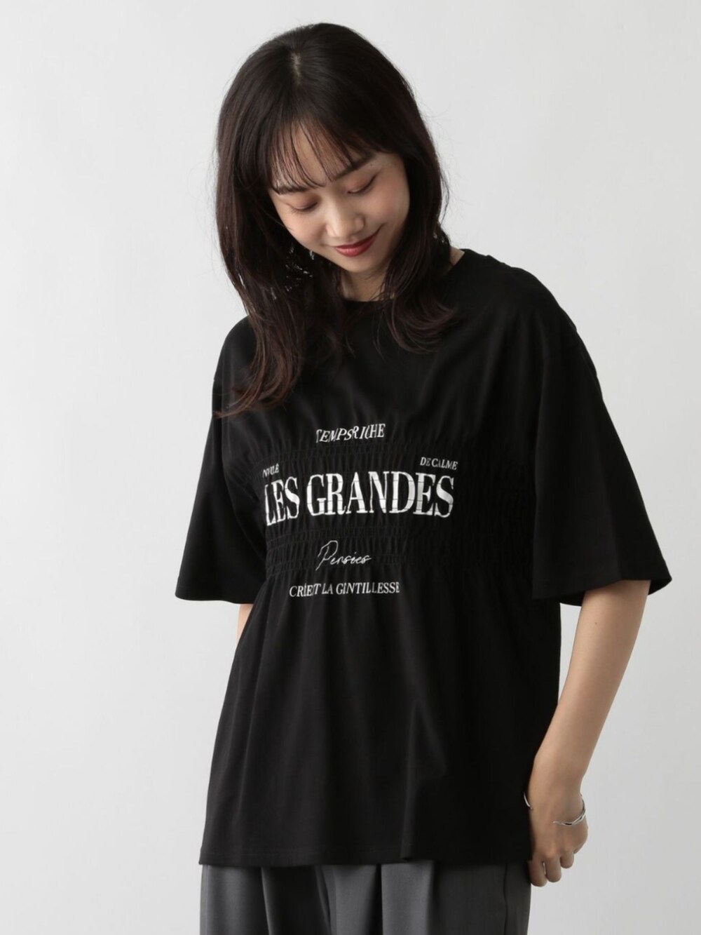 ブラック系のTシャツ/カットソーを着用したレディースの秋コーディネートの2枚目の写真