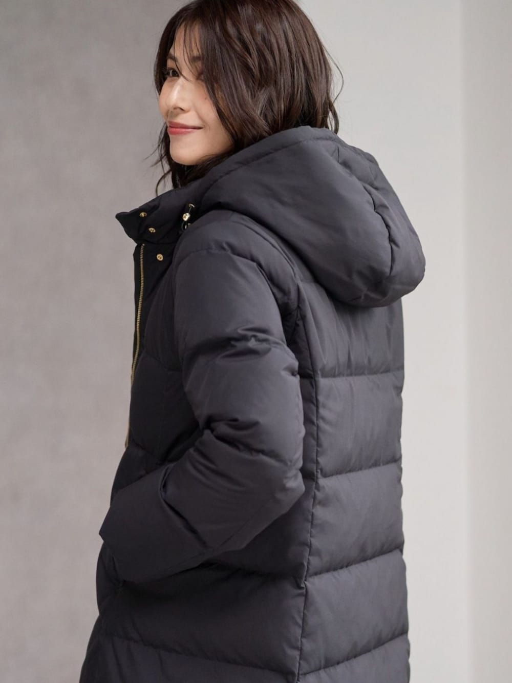 ブラック系のダウンジャケット/コートを着用したレディースの冬コーディネートの3枚目の写真