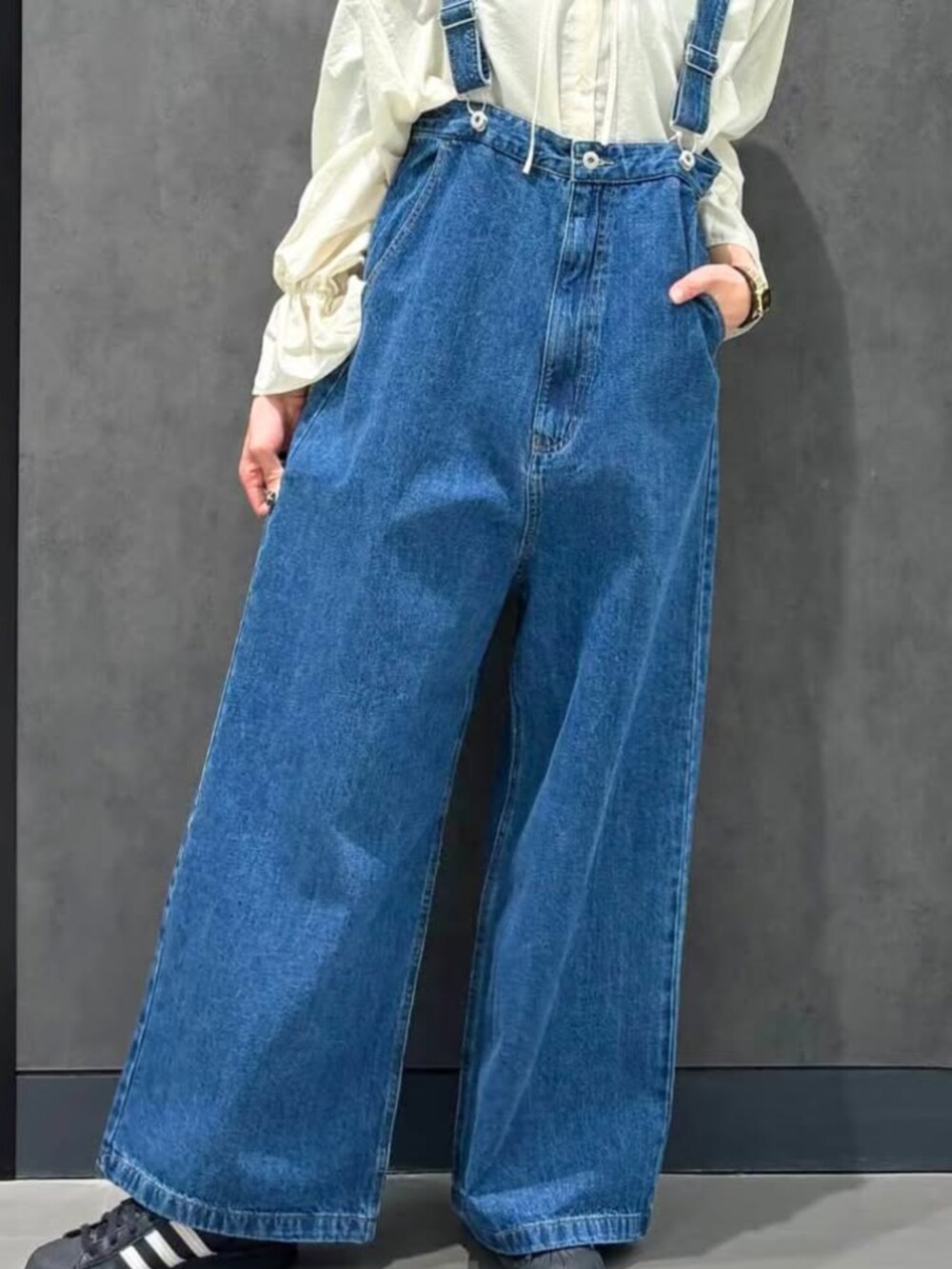 ブルー系のサロペット/オーバーオールを着用したレディースの春コーディネートの2枚目の写真