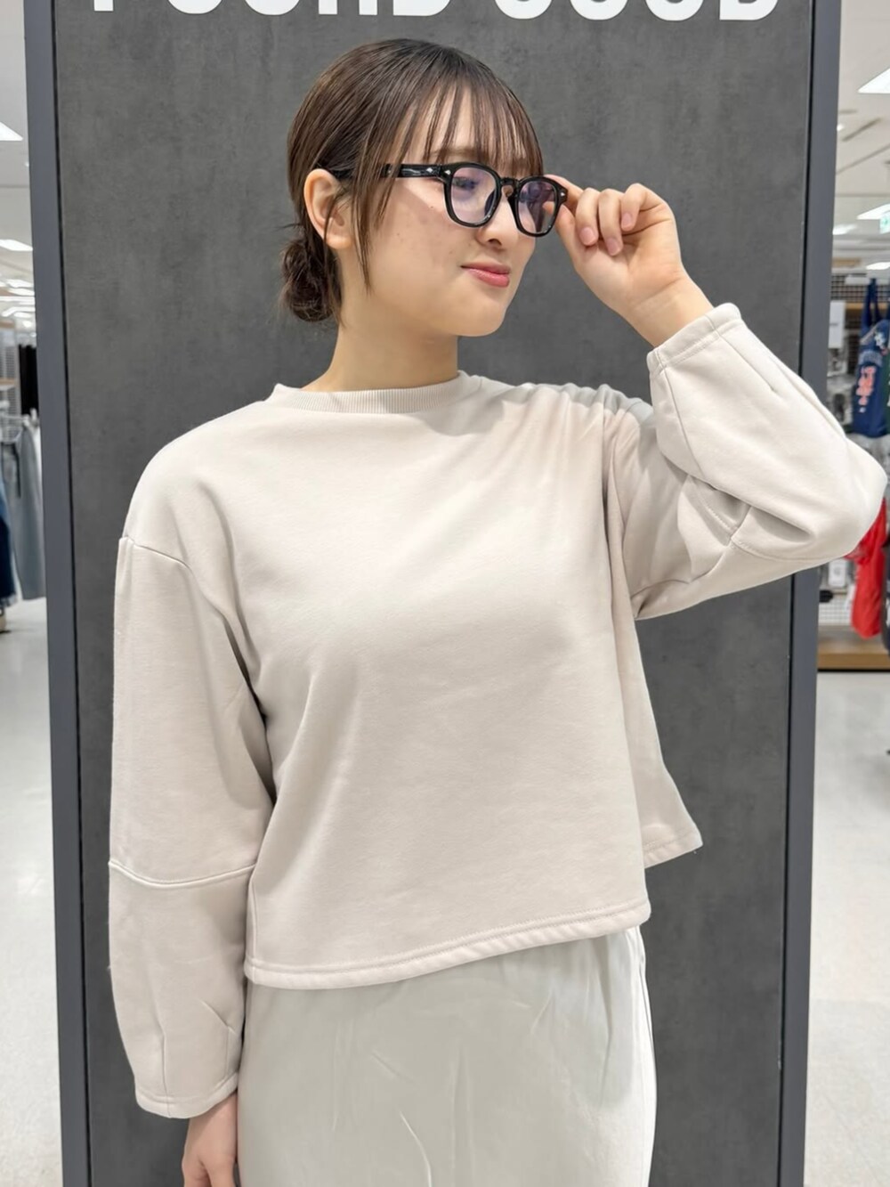 ベージュ系のスカート、ベージュ系のTシャツ/カットソー、ベージュ系のマフラーを着用したレディースの冬コーディネートの3枚目の写真