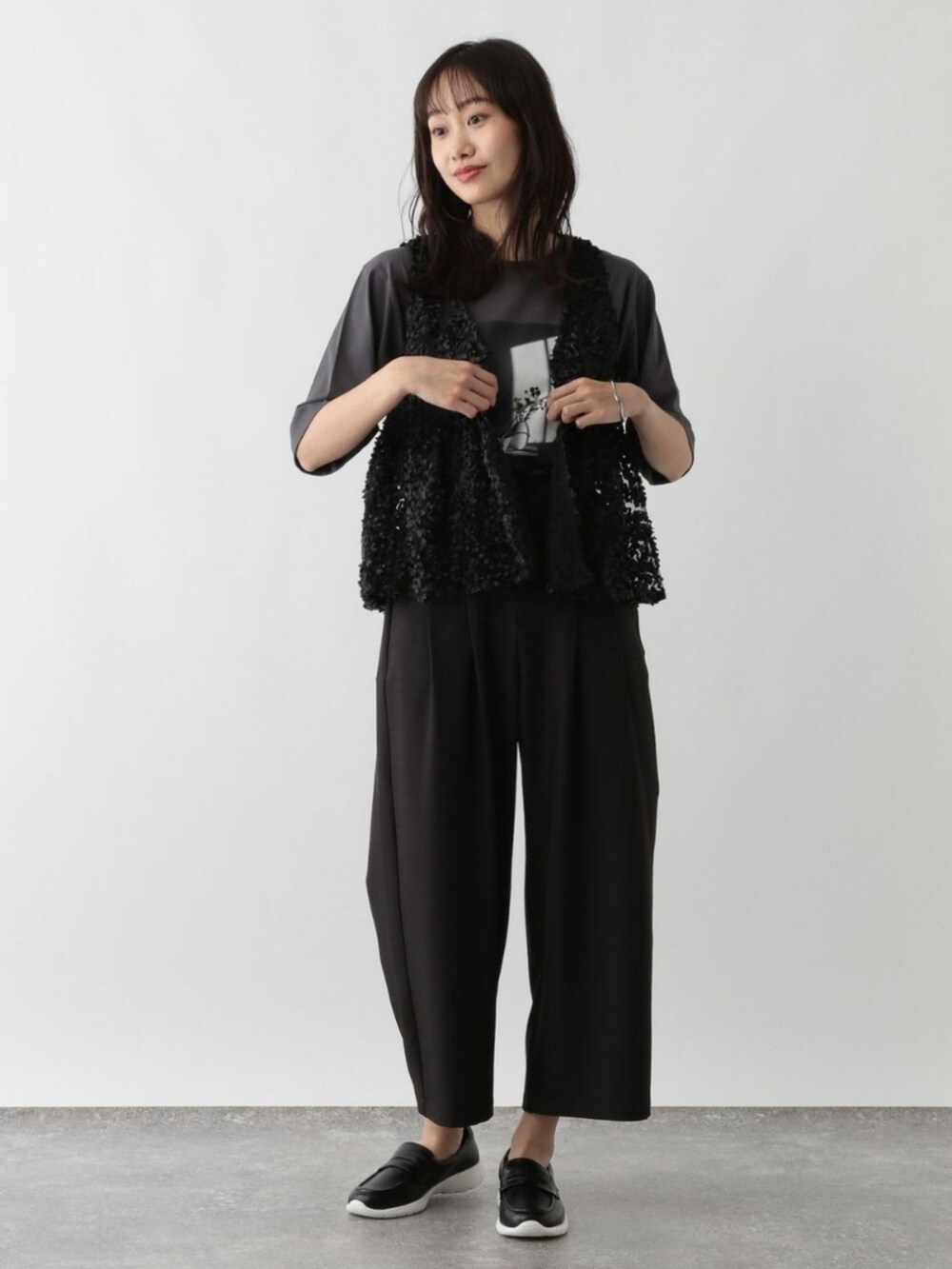 ブラック系のその他パンツを着用したレディースの冬コーディネートの2枚目の写真