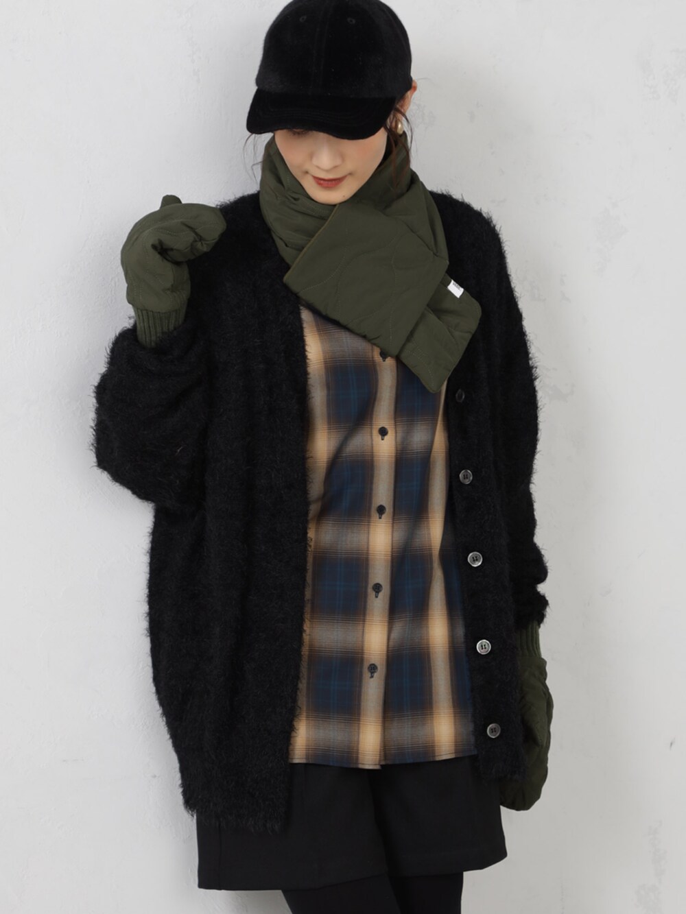 ブラウン系のシャツ/ブラウス、グリーン系のマフラー、グリーン系の手袋を着用したレディースの秋コーディネートの2枚目の写真