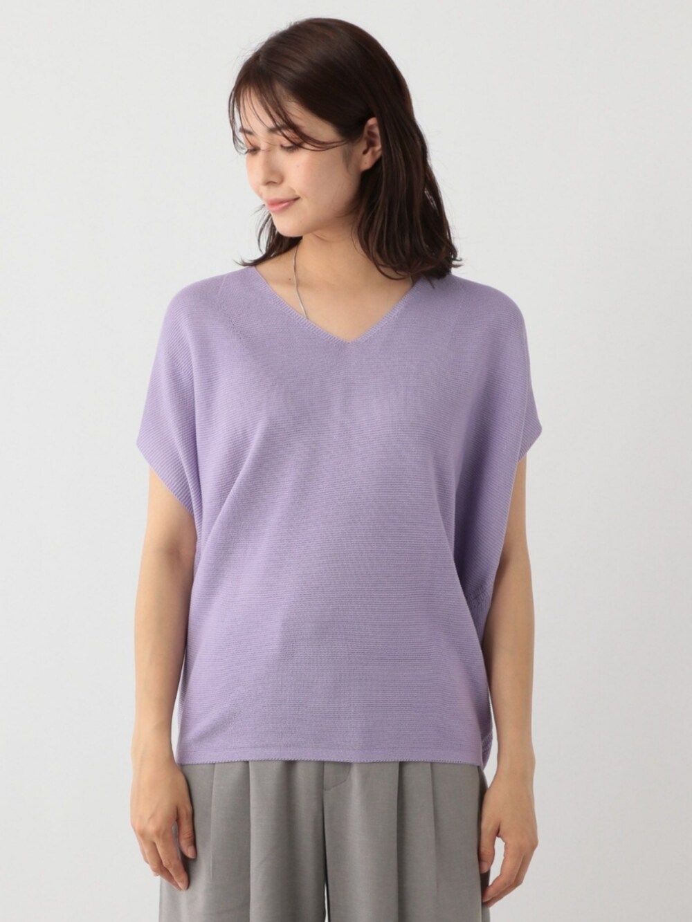 パープル系のニット/セーターを着用したレディースの夏コーディネートの2枚目の写真