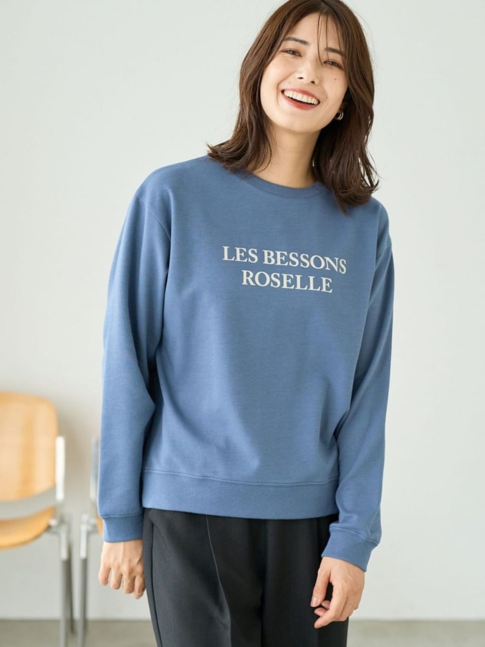 ブルー系のその他トップスを着用したレディースの春コーディネートの2枚目の写真