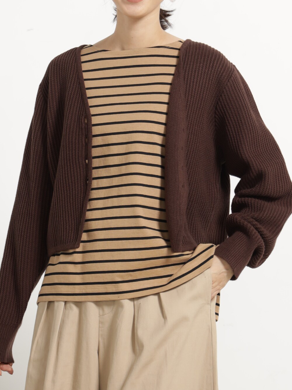 ベージュ系のチノパンツ、ベージュ系のTシャツ/カットソー、ブラウン系のカーディガン/ボレロを着用したレディースの秋コーディネートの3枚目の写真