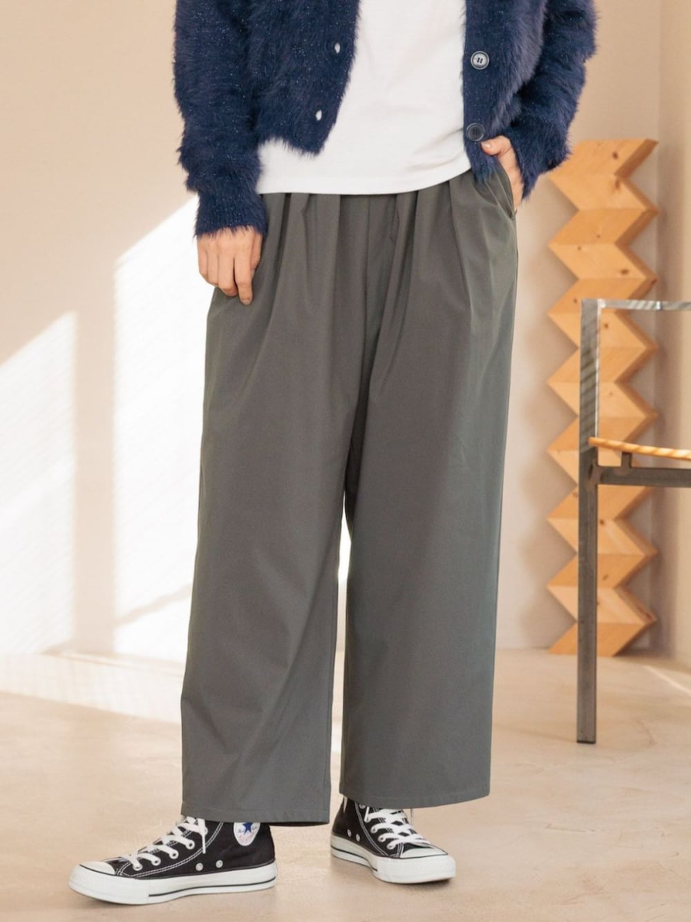 グレー系のその他パンツを着用したレディースの冬コーディネートの2枚目の写真