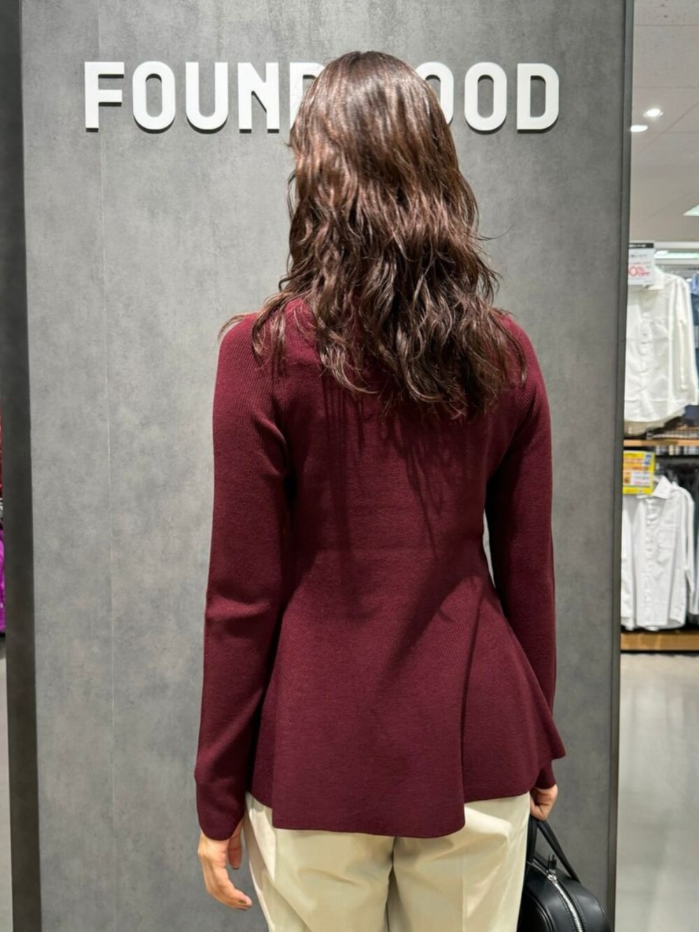 レッド系のニット/セーターを着用したレディースの秋コーディネートの2枚目の写真