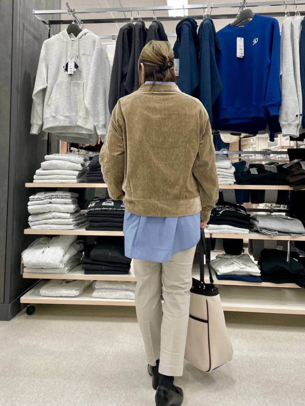 ベージュ系のTシャツ/カットソー、ベージュ系のその他パンツ、ベージュ系のトートバッグを着用したレディースの冬コーディネートの3枚目の写真