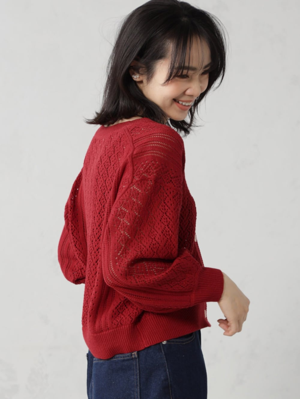 レッド系のカーディガン/ボレロを着用したレディースの春コーディネートの2枚目の写真