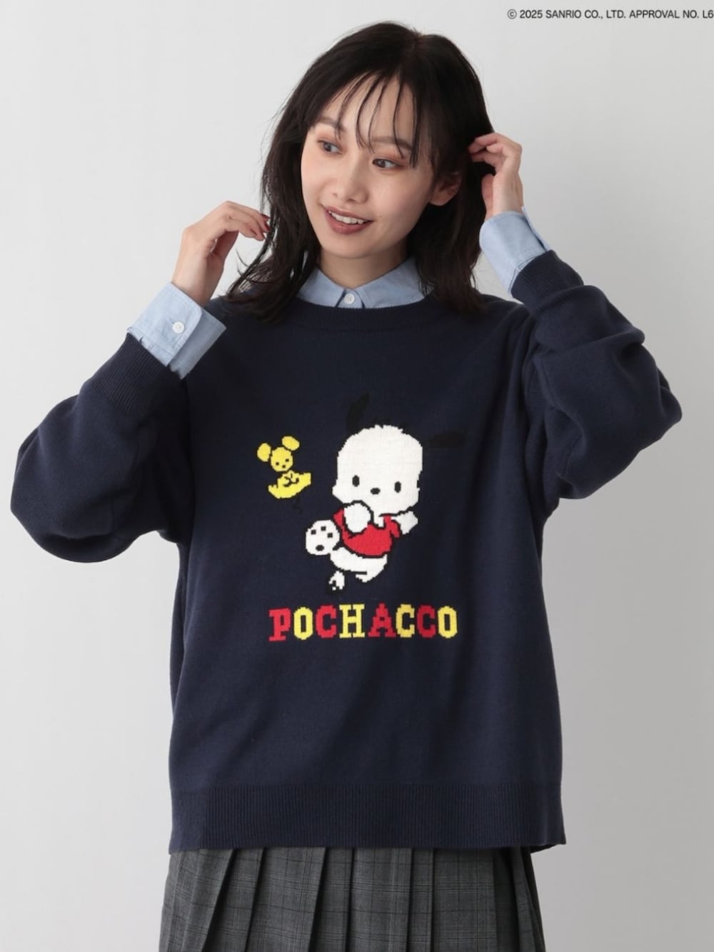 ブルー系のニット/セーターを着用したレディースの冬コーディネートの2枚目の写真