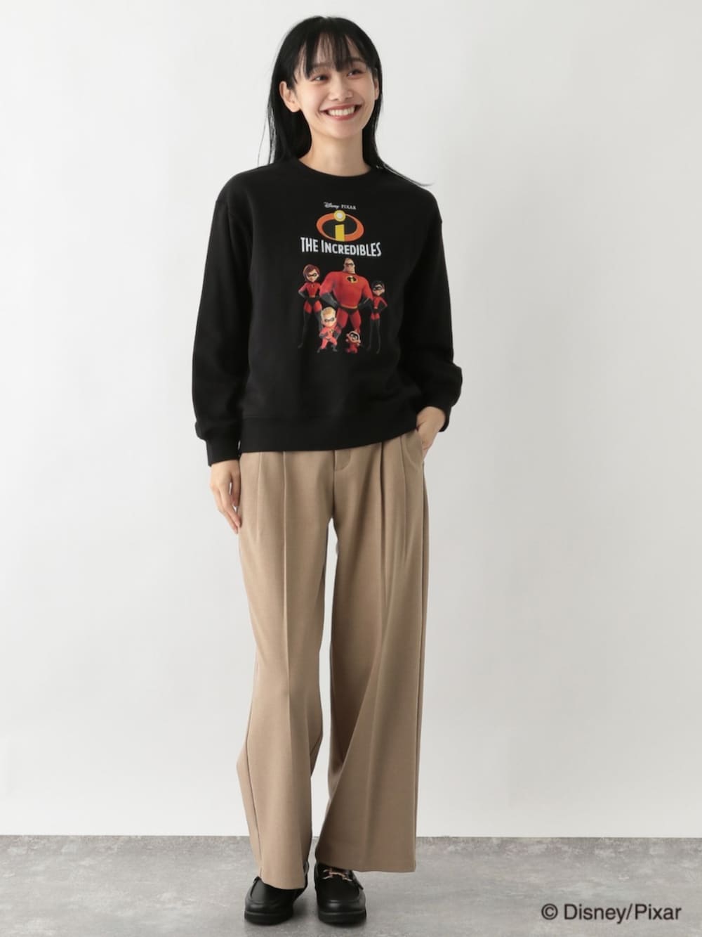 レッド系のその他トップスを着用したレディースの春コーディネートの2枚目の写真