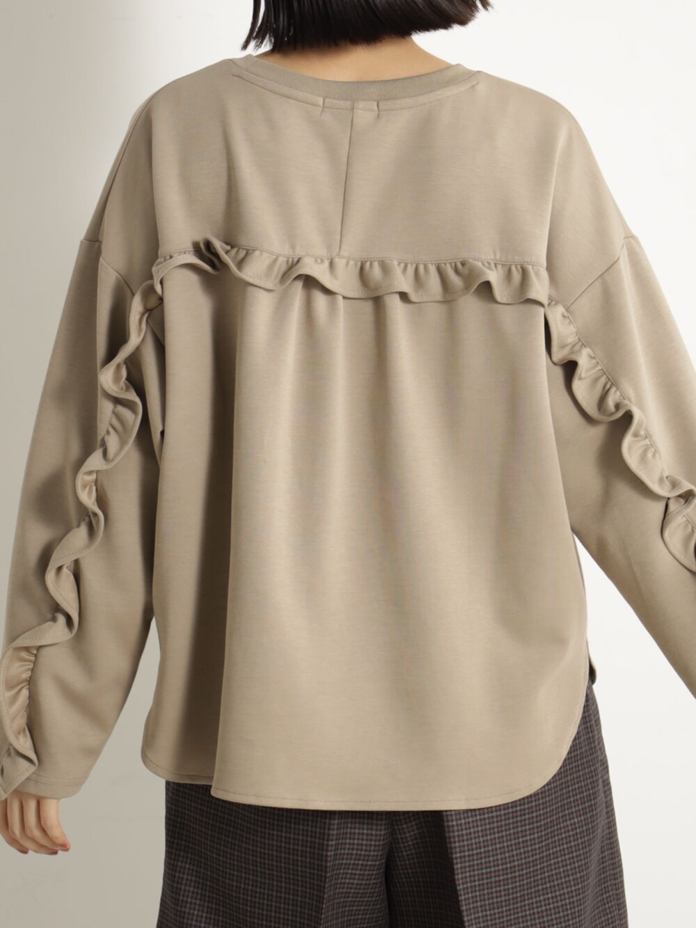 ブラウン系のその他パンツ、ベージュ系のTシャツ/カットソー、ブラウン系のブーツを着用したレディースの冬コーディネートの3枚目の写真