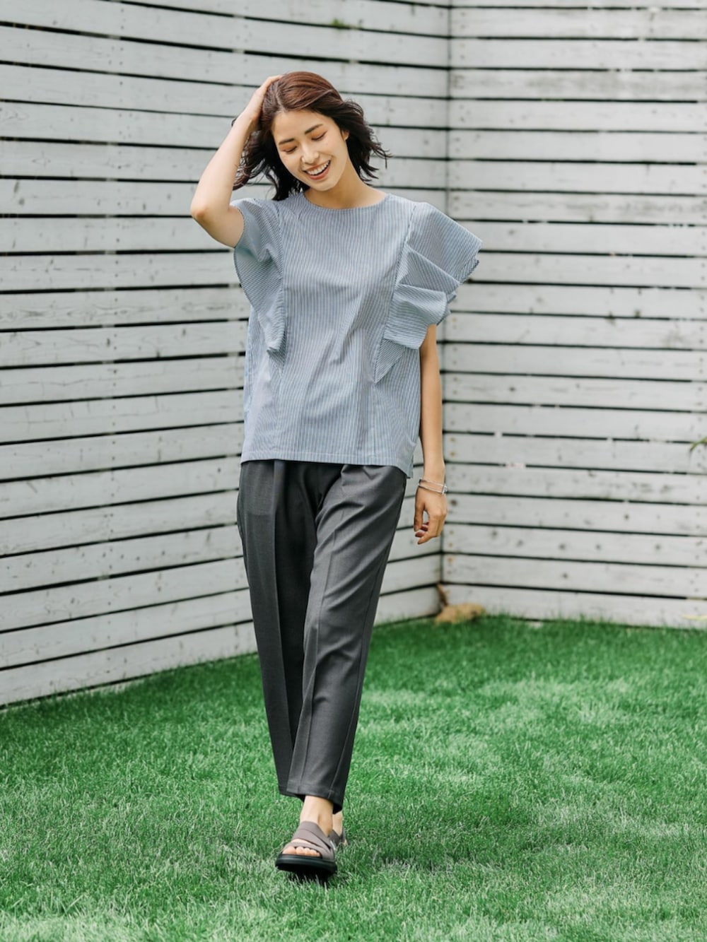 グリーン系のシャツ/ブラウスを着用したレディースの春コーディネートの2枚目の写真