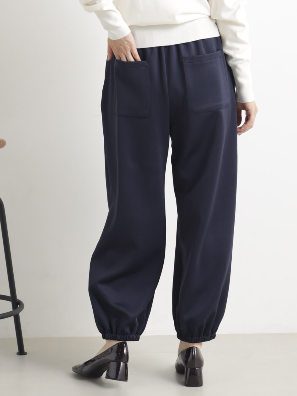 ブルー系のその他パンツ、ホワイト系のニット/セーターを着用したレディースの冬コーディネートの3枚目の写真