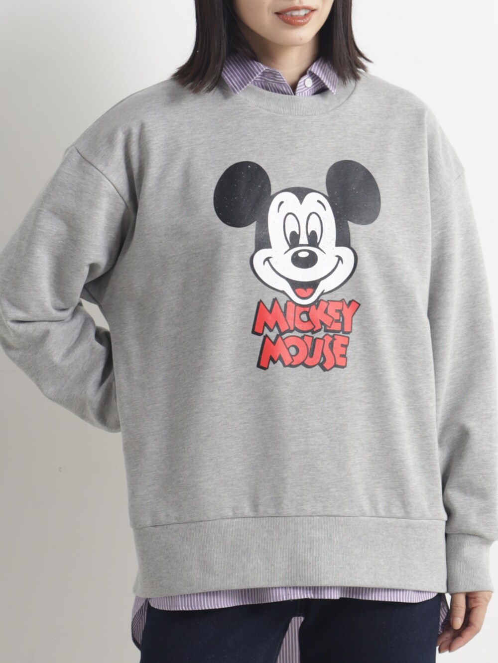 グレー系のその他トップス、ベージュ系のスニーカーを着用したレディースの春コーディネートの2枚目の写真