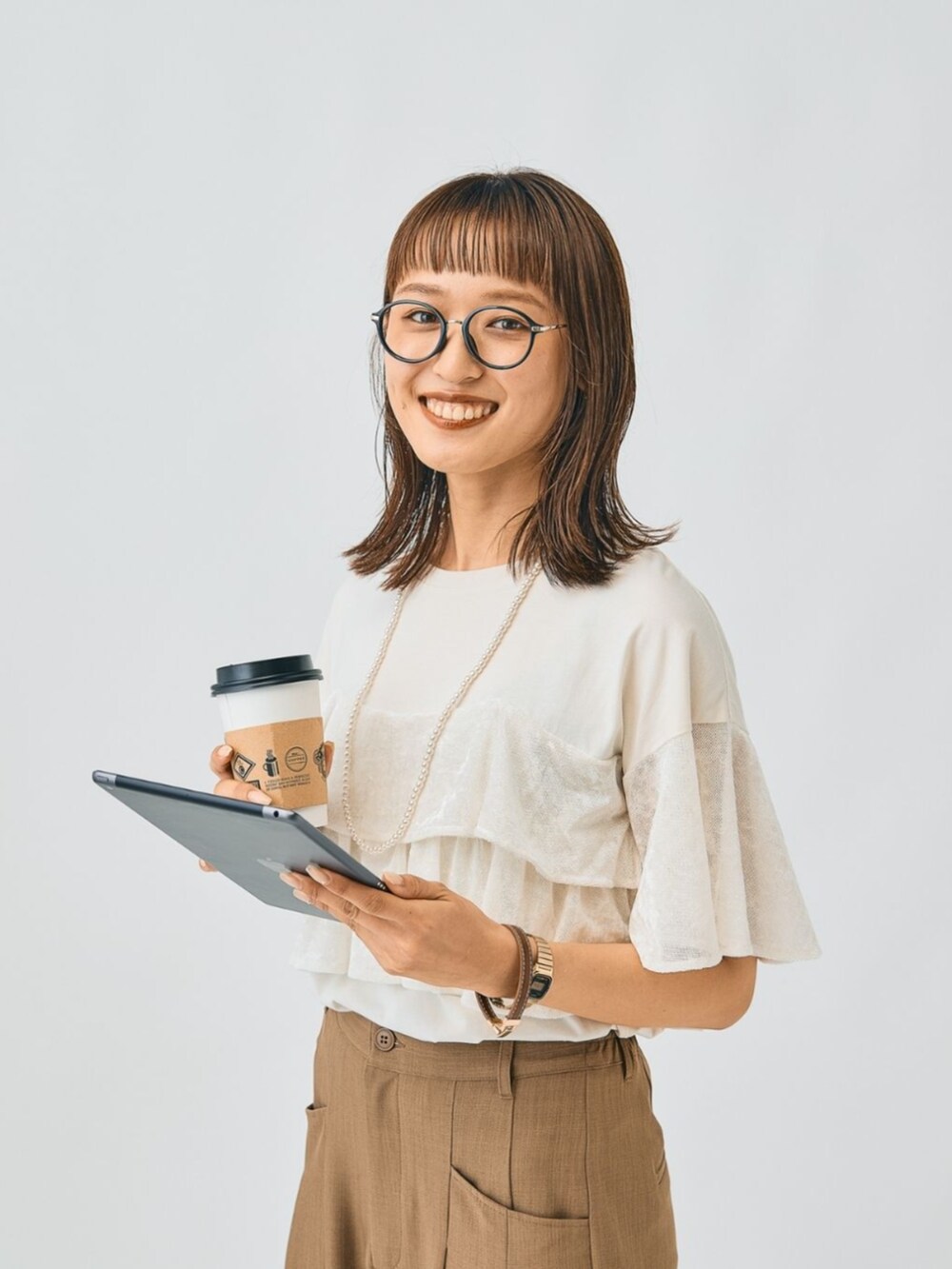 ベージュ系のTシャツ/カットソーを着用したレディースの秋コーディネートの2枚目の写真