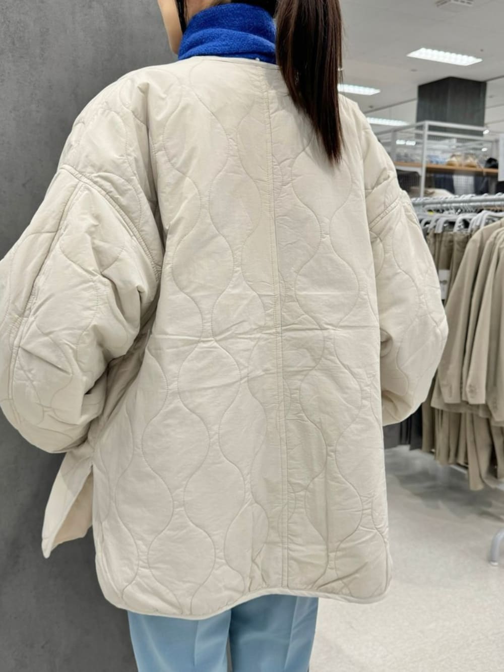 ベージュ系のブルゾン、ブルー系のその他パンツ、ベージュ系のブーツを着用したレディースの秋コーディネートの3枚目の写真