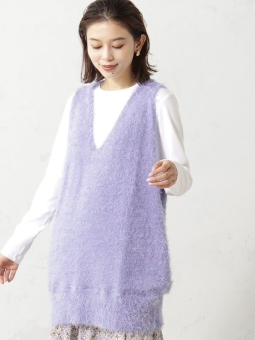 パープル系のニット/セーター、パープル系のその他パンツ、グレー系のショルダーバッグを着用したレディースの秋コーディネートの2枚目の写真