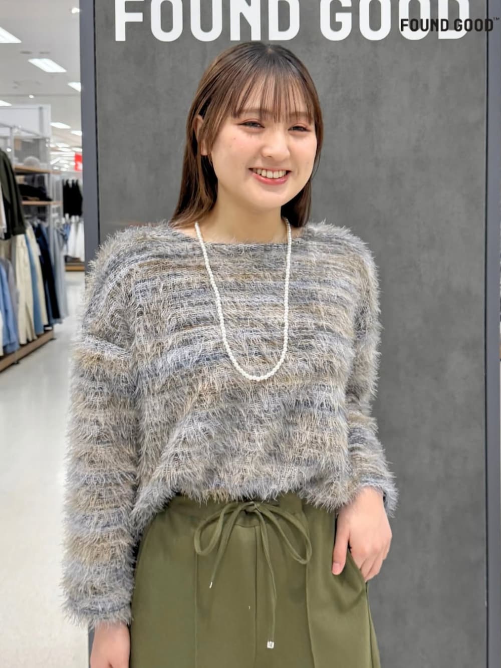 グレー系のその他トップス、グリーン系のその他パンツを着用したレディースの冬コーディネートの3枚目の写真