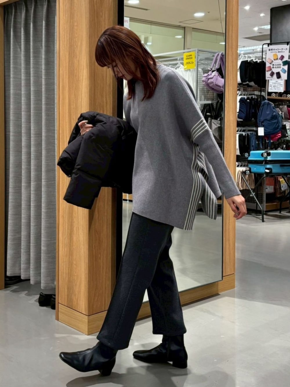 グレー系のポンチョを着用したレディースの冬コーディネートの3枚目の写真