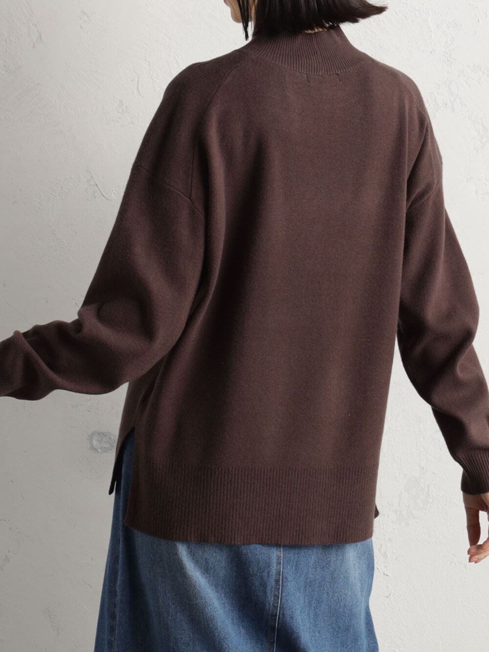 ブルー系のスカート、ブラウン系のニット/セーターを着用したレディースの冬コーディネートの3枚目の写真