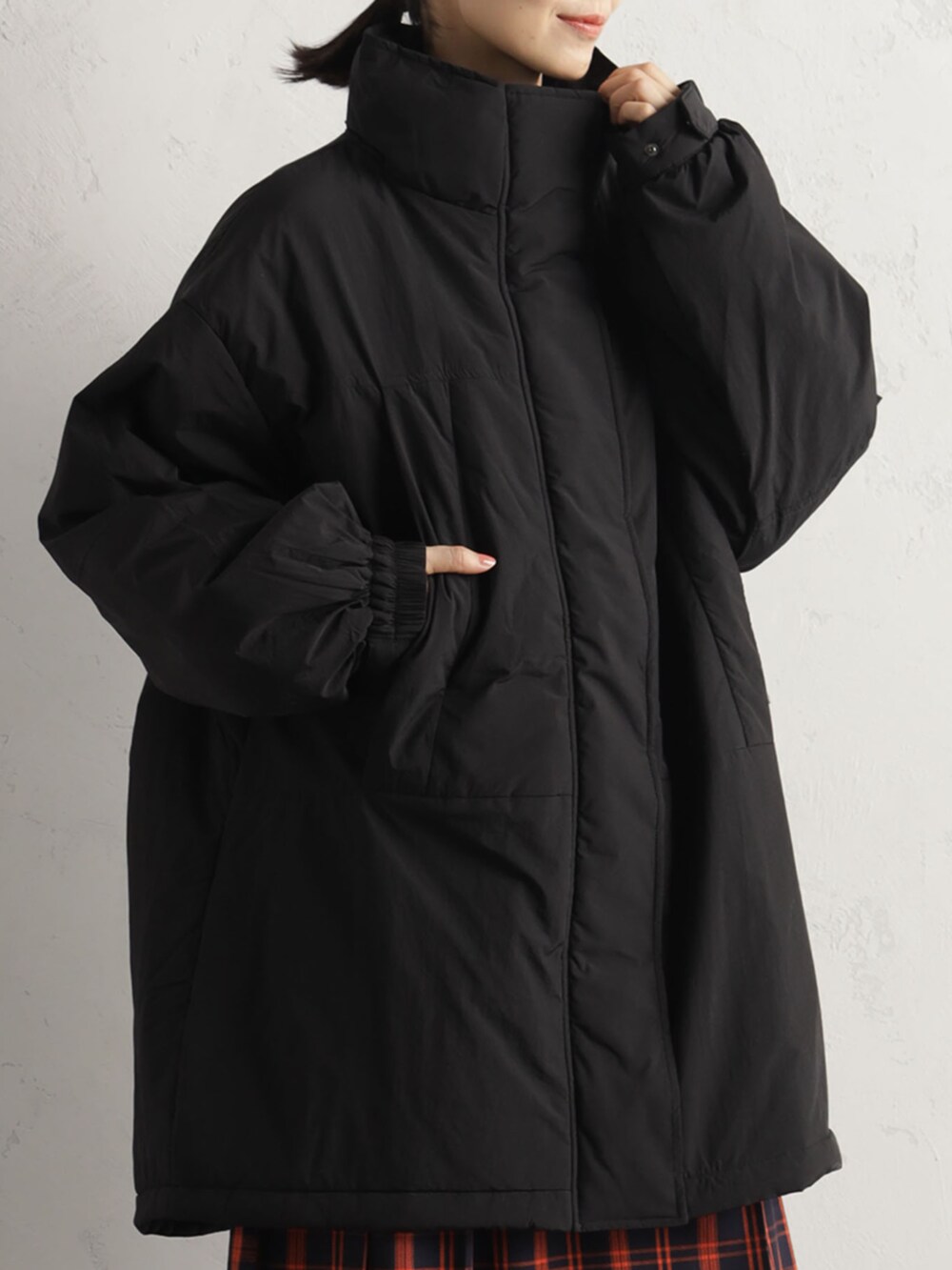 ブルー系のスカート、ブラック系のその他アウターを着用したレディースの冬コーディネートの2枚目の写真