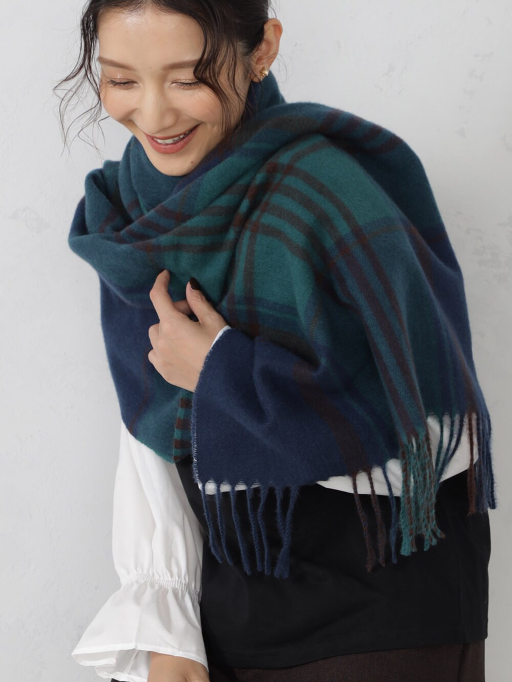 ホワイト系のシャツ/ブラウス、ブラウン系のその他パンツ、グリーン系のマフラーを着用したレディースの秋コーディネートの2枚目の写真