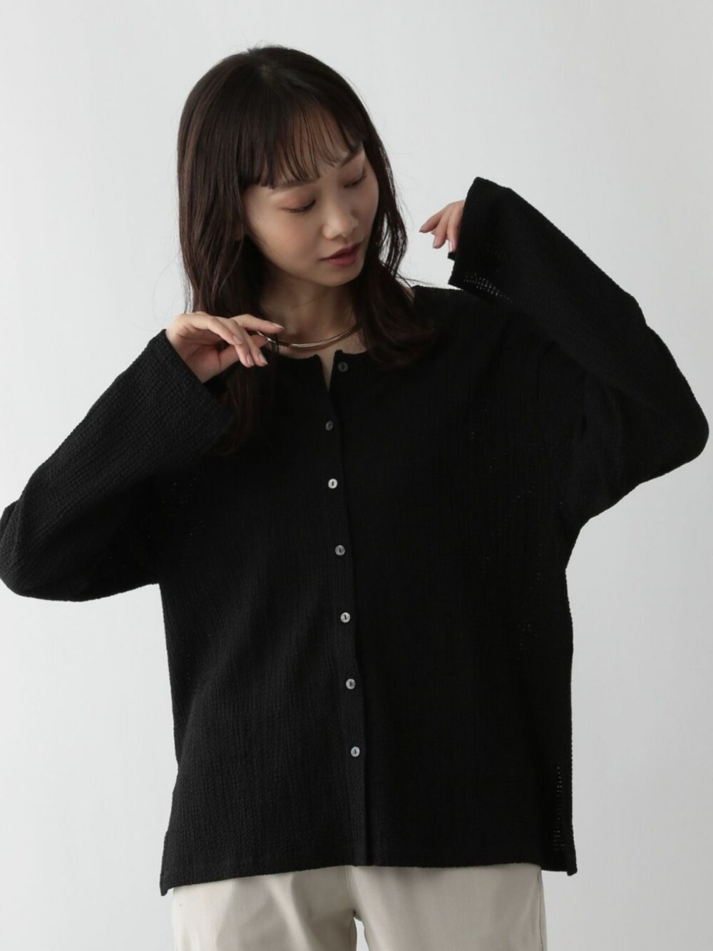 ブラック系のカーディガン/ボレロを着用したレディースの秋コーディネートの2枚目の写真